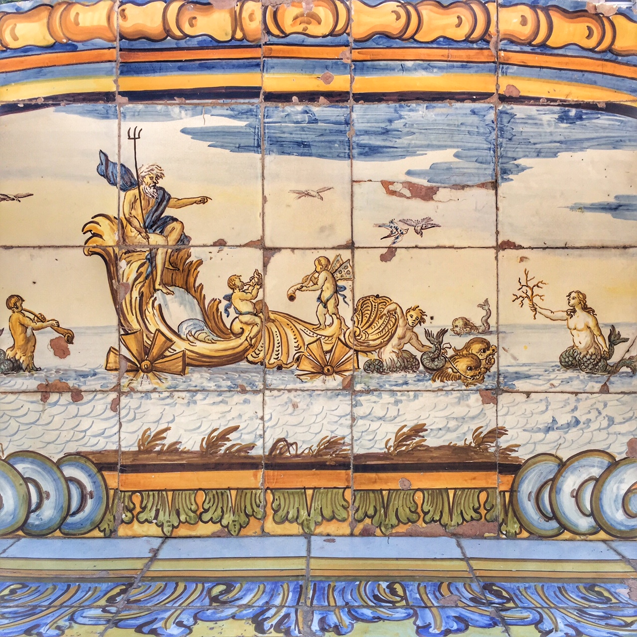 maioliche del chiostro di Santa Chiara (foto: Anna Luciani)