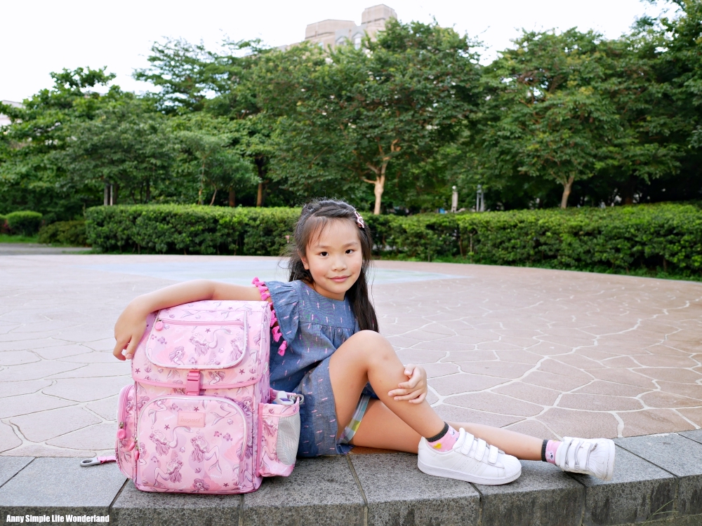 【育兒好物】輕量護脊書包推薦 ♥ 怡寶磁釦新世代標準型書包。好看好背