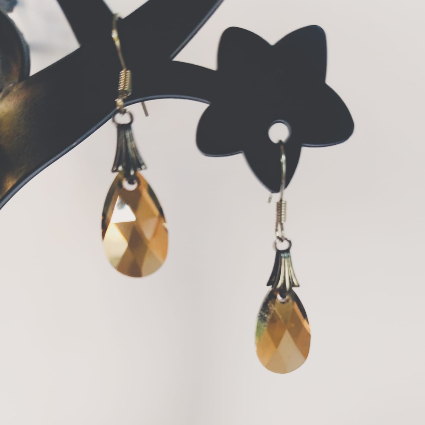 Of ter gelegenheid van een verjaardag om een speciale leeftijd te vieren. Oorbellen antique drop swarovski bruin - Anouk's Creativity