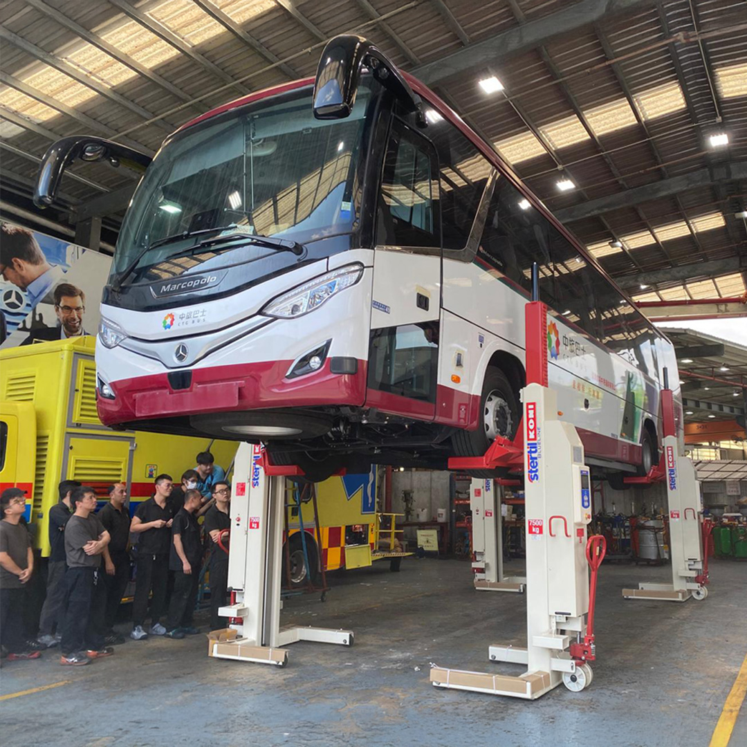 Our mobile column lift system lift up Mercedes Benz coach