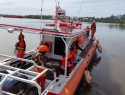 Diterjang Ombak Long Boat Bermuatan Karaka Tenggelam di Perairan Puriri