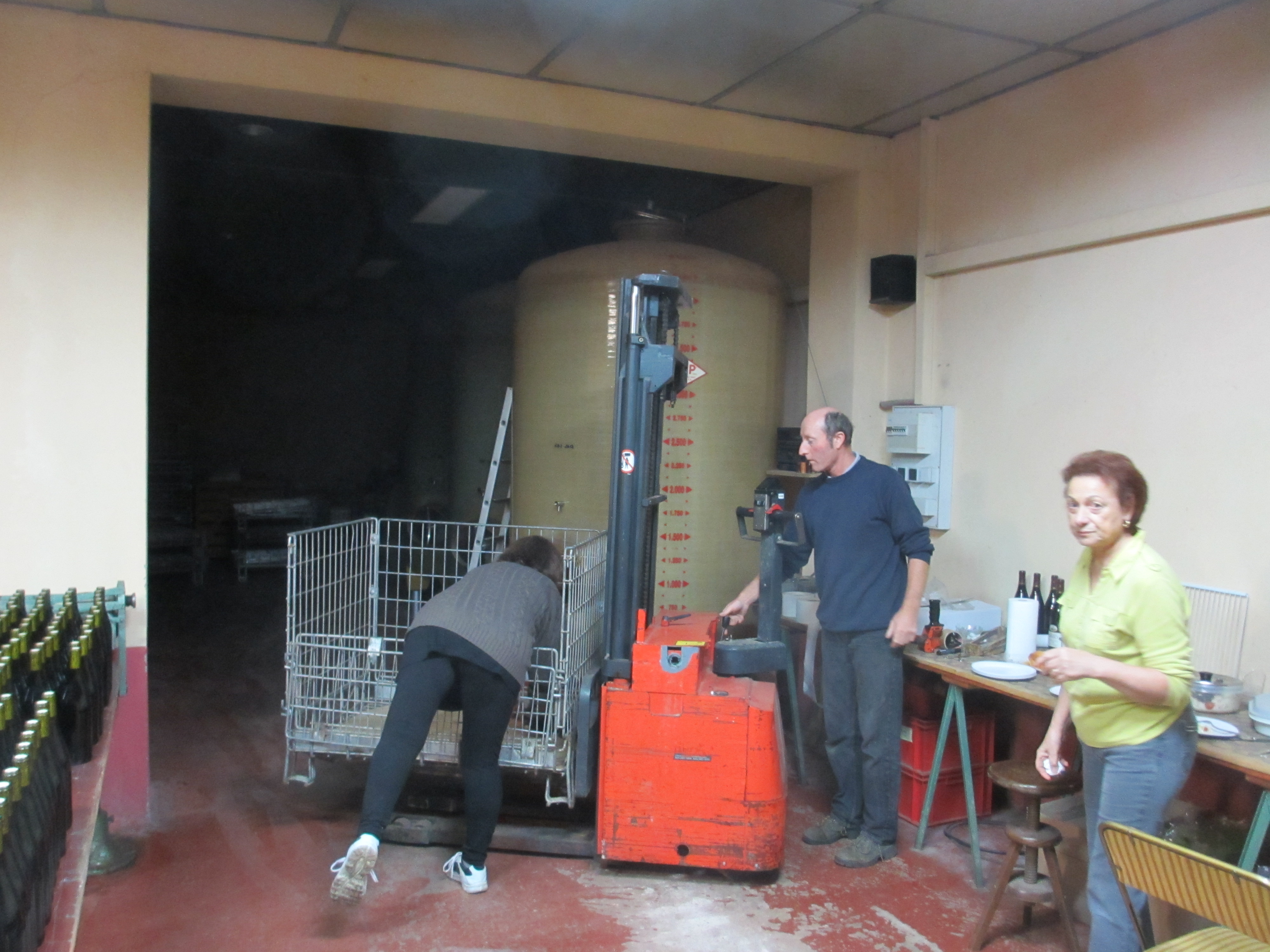 Eric Janin et toute l'équipe pendant la mise en bouteilles du Moulin-à-Vent 2012