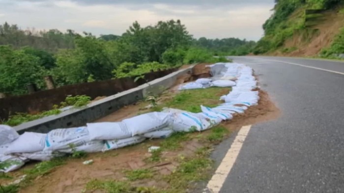 ভূমি ধসের কারণে ঝুঁকিতে ‘নান্দনিক’ সিন্দুকছড়ি-জালিয়াপাড়া সড়ক