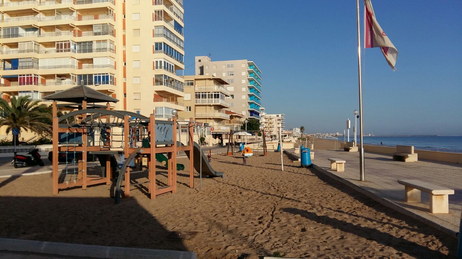 Edificio mirado playa Bellreguard