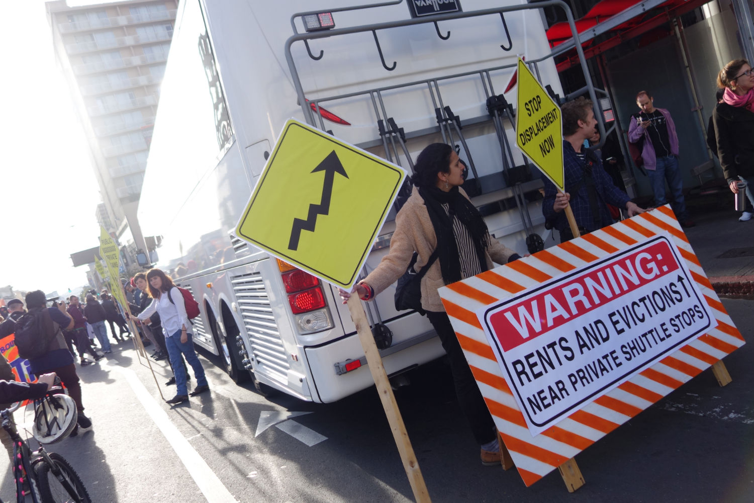 Protesters In San Francisco Form Blockade Around Google Bus - Amazing 4K City Textures | Free Download