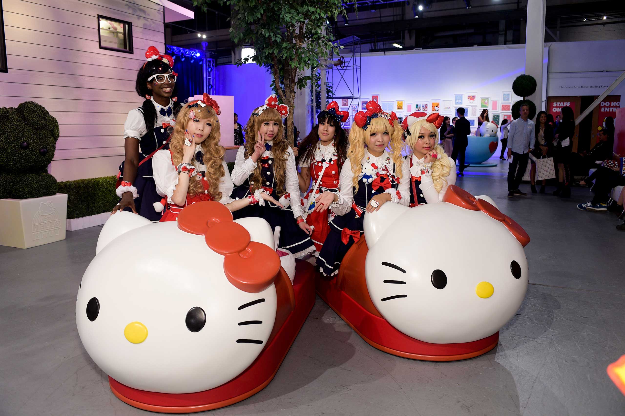 Hello Kitty Storms Comic Con Time Com - Best Minimal Images in Ultra HD