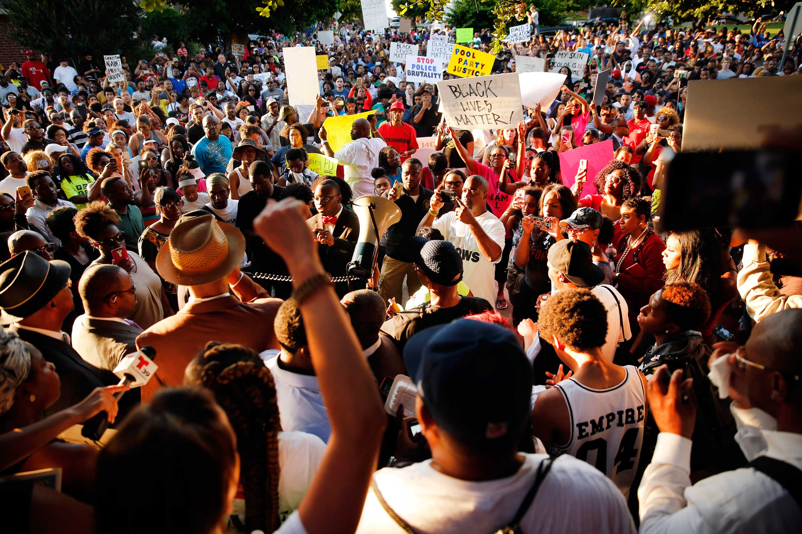 Teacher Fired Over Racially Charged Facebook Post - Download Gorgeous Gradient Art | Retina