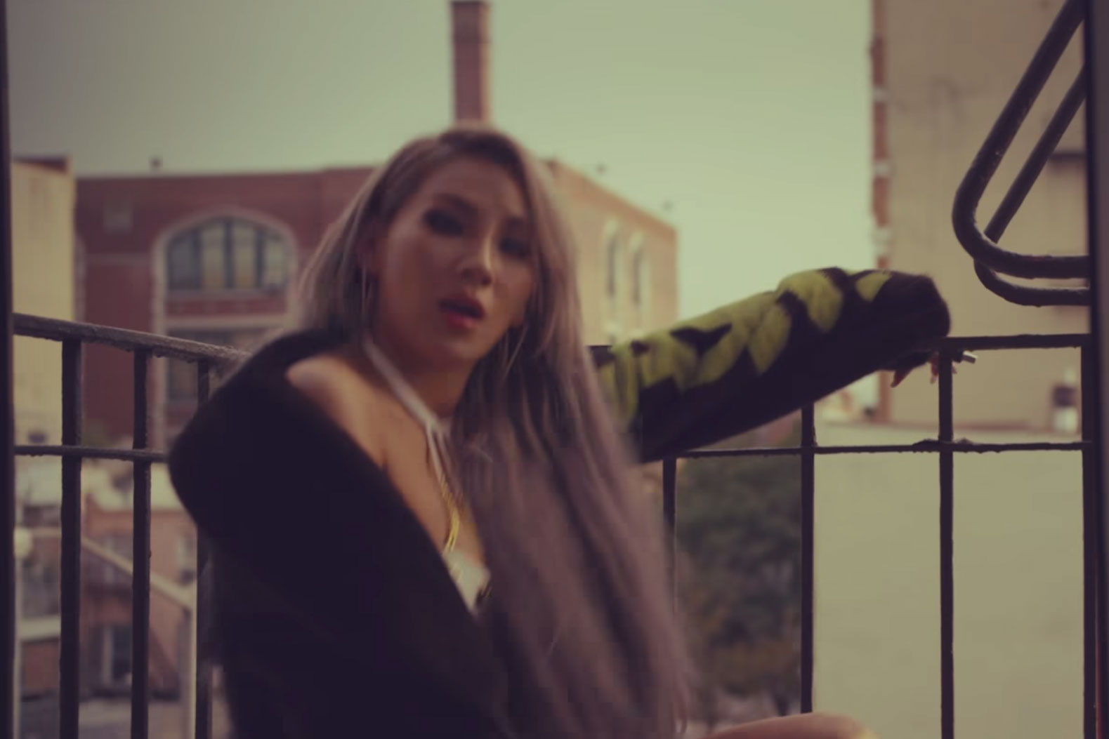 Watch Breakout K Pop Star Cl Get Lifted In Debut Single Time - Sunset Art Collection - Desktop Quality