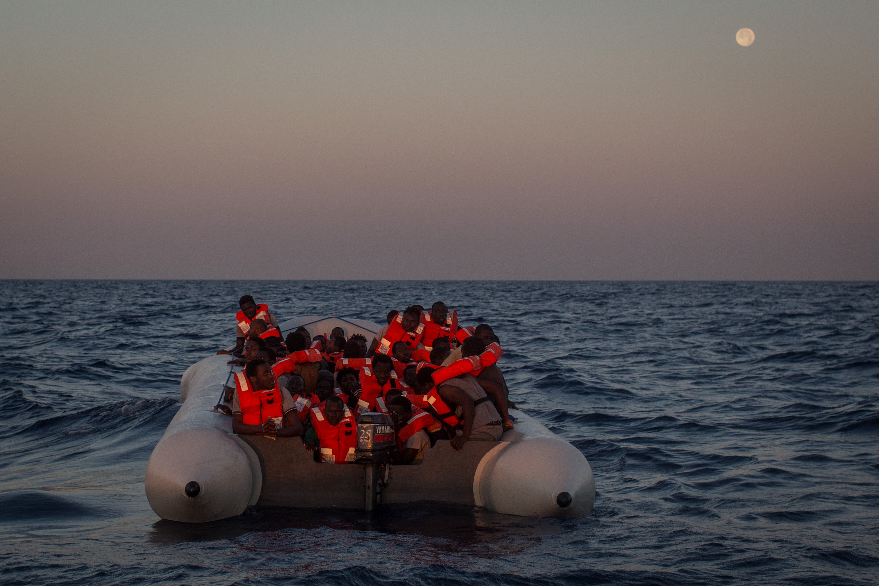 Unhcr Expresses Grave Concern For The Protection Of People Displaced By - Gradient Wallpaper Collection - 4K Quality