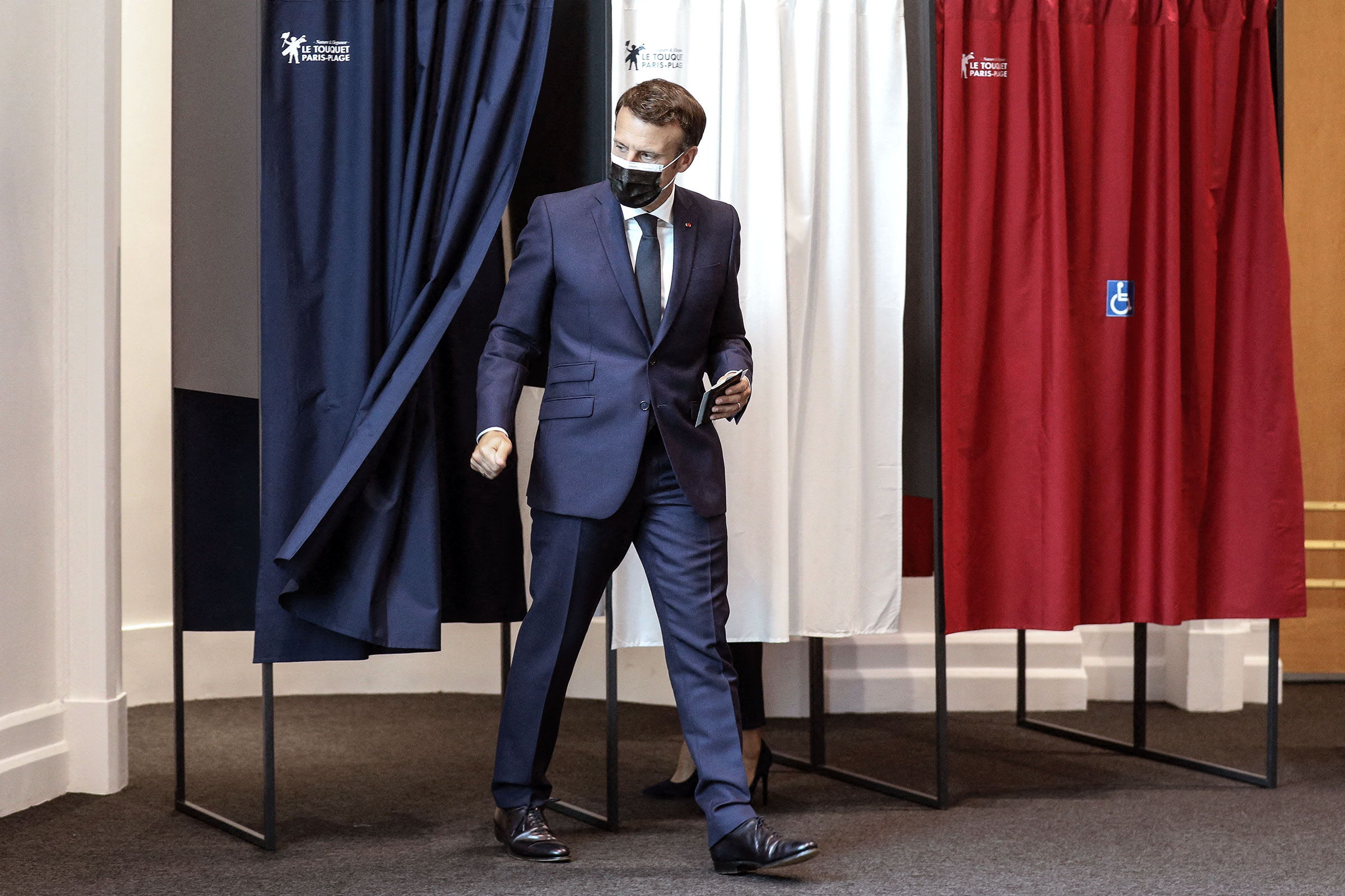 Qualifié pour le second tour de l'élection présidentielle, emmanuel macron est allé voter quelques heures plus tôt au touquet, en compagnie . Emmanuel Macron Should Worry About France S Elections Time