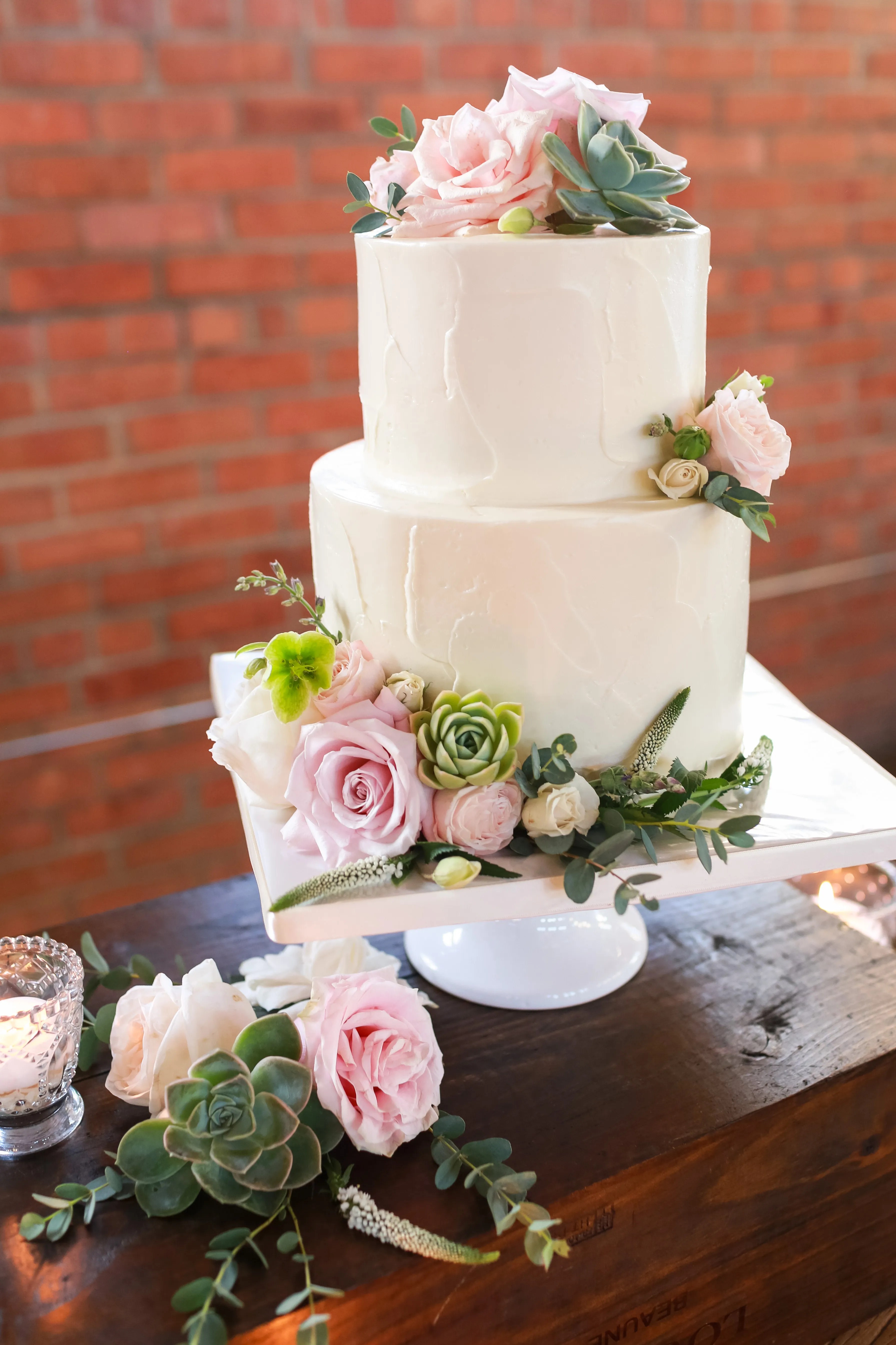 New york wedding and event planner jung lee gives 5 tips on creating a wedding registry that you'll actually love. Simple Two-Tier Wedding Cake With Roses