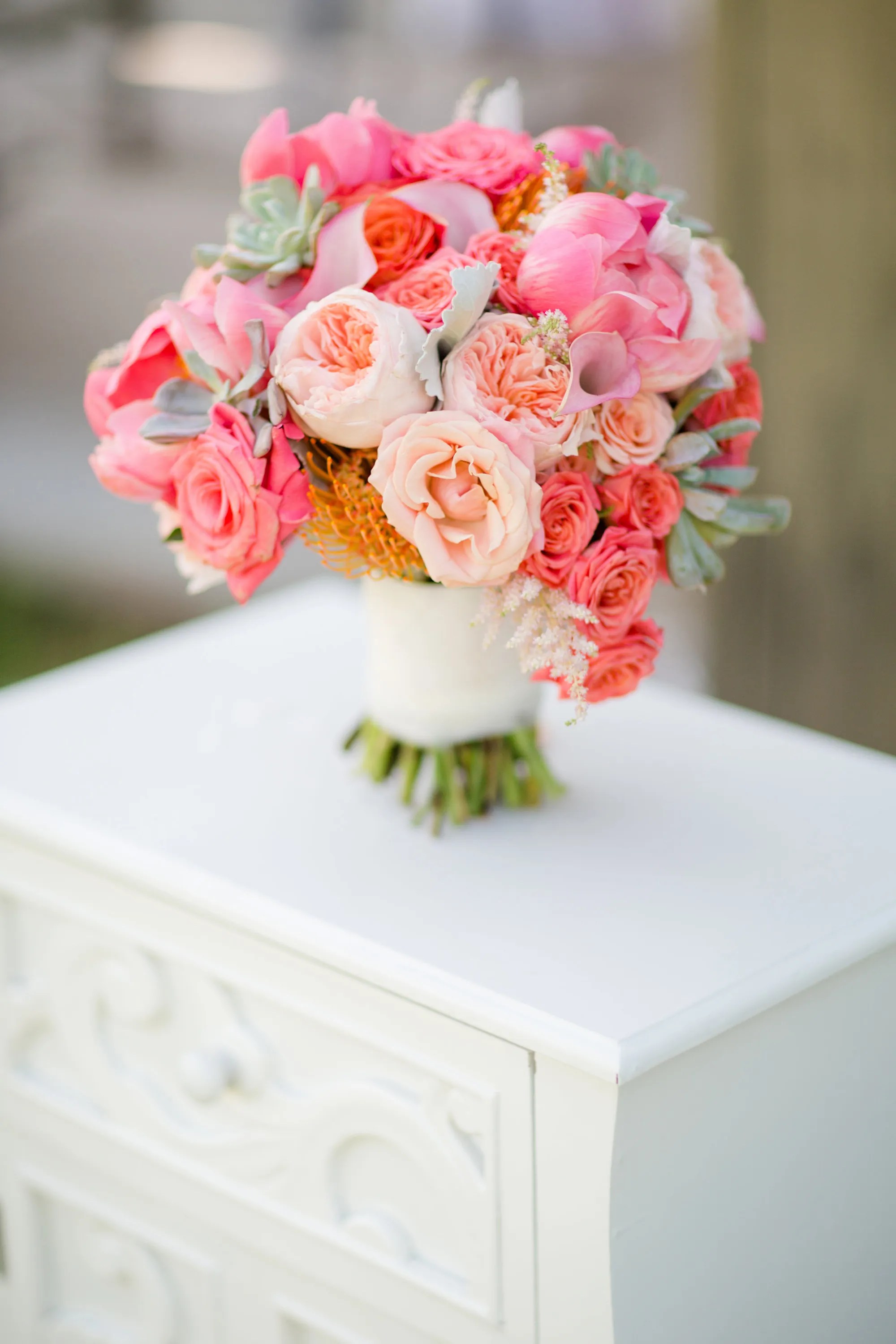 Round bouquets usually consist of fewer flower types to keep them more consistent. Wedding Flowers: Finding the Right Bridal Bouquet Size