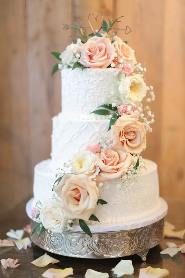 Here is a comprehensive list of adelaide wedding venues that have been covered at weddings or photoshoots by svenstudios adelaide wedding photography. White Buttercream Wedding Cake Garden Roses