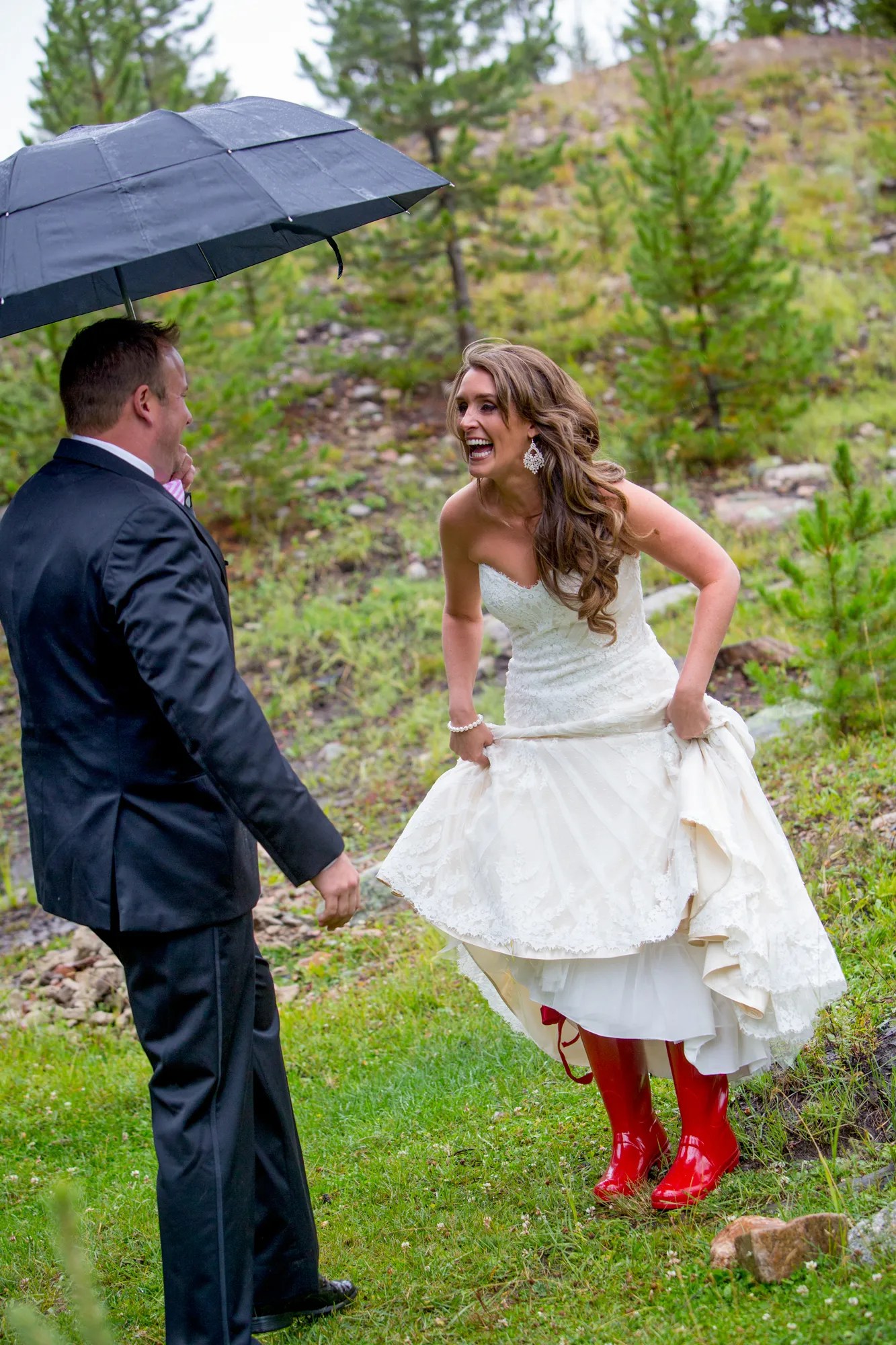 26+ Awesome Cheap Colorado Wedding Venues : Experience Memorable Winter Activities in Estes Park - Upcycled wedding arbor with vintage windows 25.