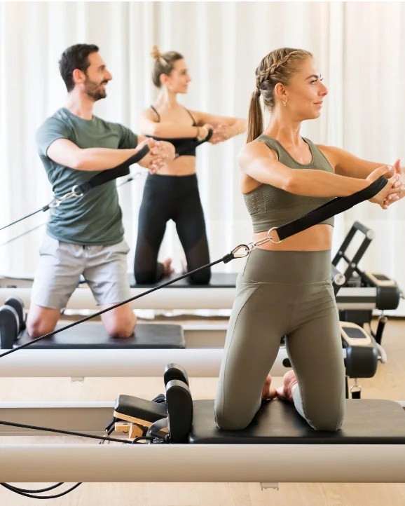 Reformer Pilates-Übungen in einer Gruppe für die Zertifizierung