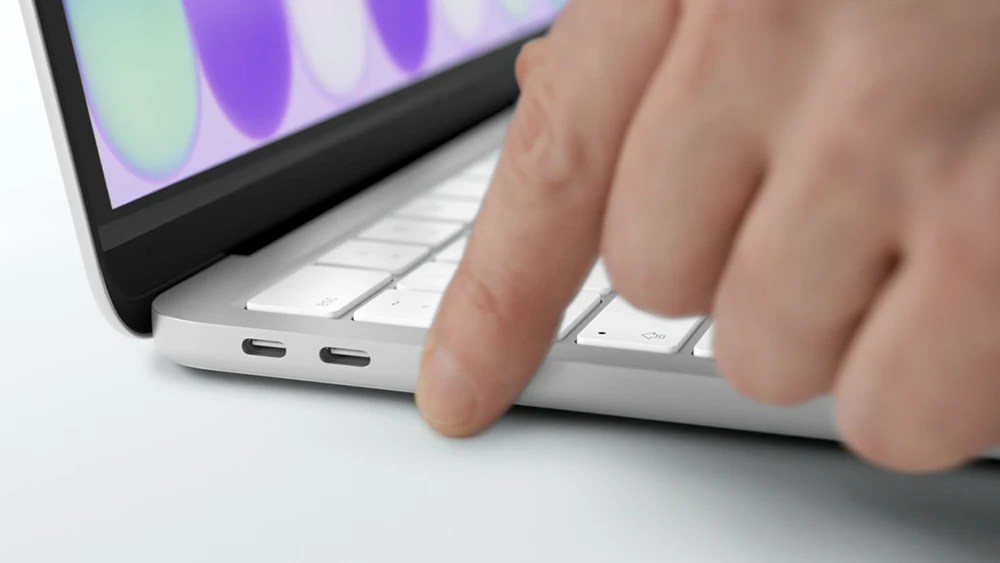 多彩鋁金屬機身的 MacBook Neo 筆電展開展示。