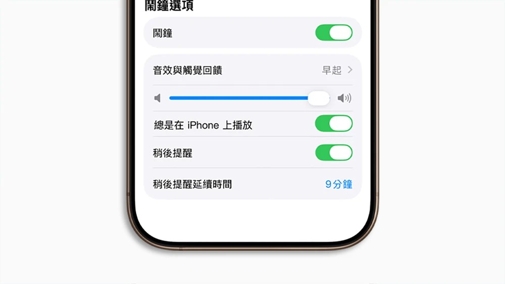 手機顯示 iOS 26.5 彩虹桌布與地圖建議地點介面