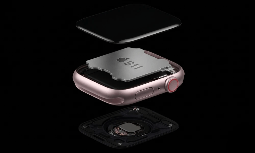 手指按壓 Apple Watch 側邊按鈕指紋辨識