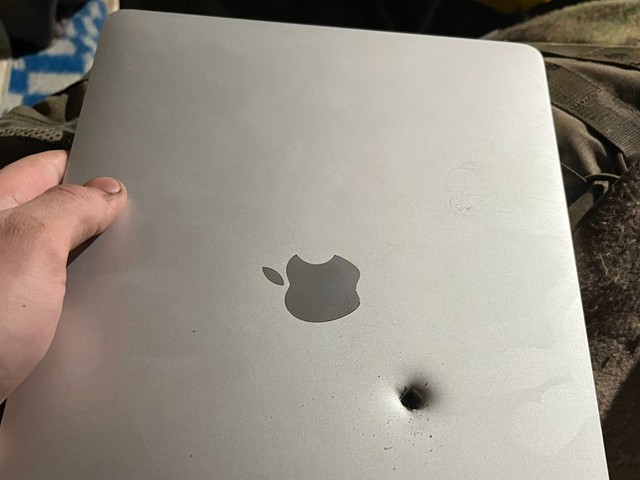 MacBook 擋下了子彈