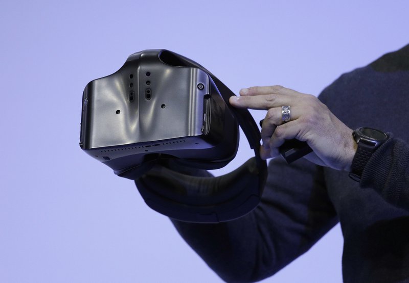Intel Project Alloy — VR-очки, которые, в отличие от конкурентов, позволят вам свободно перемещаться и не подключаться к компьютеру при помощи проводов.