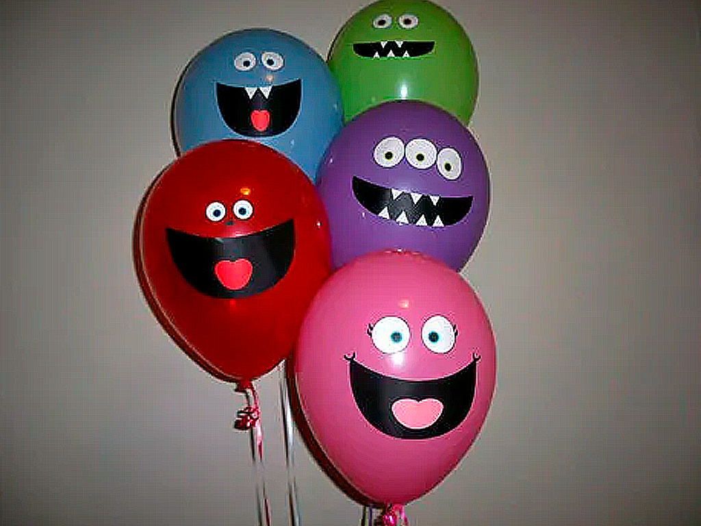 Balões com carinhas de monstros