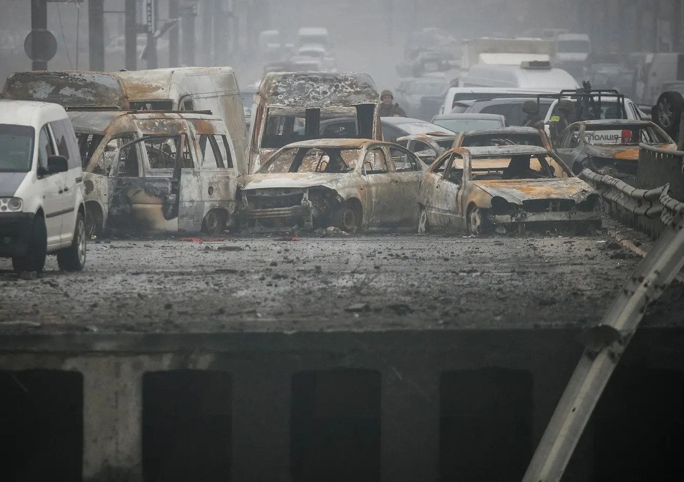 Los coches destruidos en el puente en Bucha