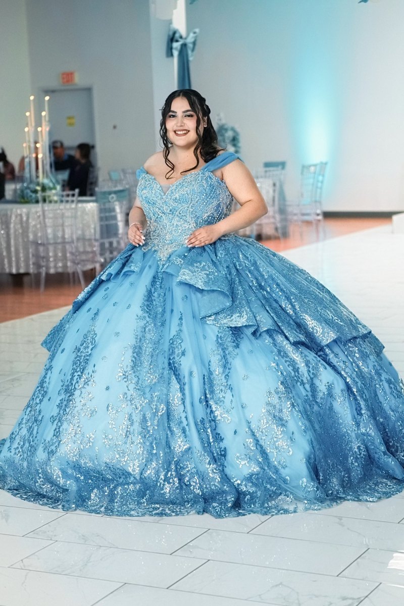 Celebración de quinceañera con vestido azul — fotografía de Apsolife Media Studios