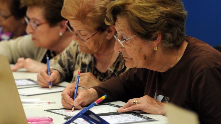 El ajedrez es la clase de juego para que un adulto mayor ejercite su . Centros de Actividades Integrales para Adultos Mayores