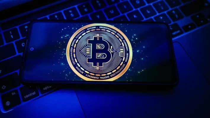 سعر البيتكوين أمام اختبار حاسم: اختراق مستوى 82 ألف دولار قد يفتح الطريق نحو مستوى 90 ألف دولار