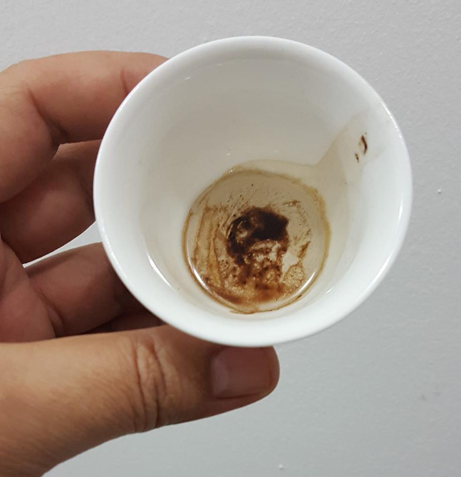 هل سمعت يوماً عن الرسم بالقهوة؟ فنان أردني يستخدمها لصنع لوحات لرموز العرب، وهكذا يستخرج منها مختلف الدرجات