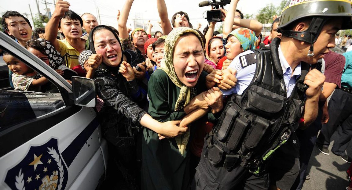 الصين متهمة بفصل أطفال الإيغور عن آبائهم قسراً.. وضعتهم في دور أيتام ومنعت أي اتصال بعائلاتهم الصين متهمة بفصل أطفال الإيغور عن آبائهم قسراً.. وضعتهم في دور أيتام ومنعت أي اتصال بعائلاتهم