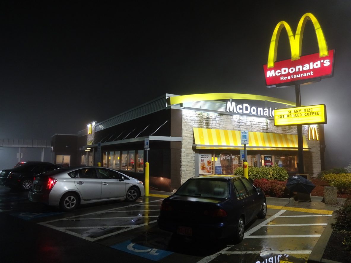 كان مطعماً للشواء ثم أصبح عملاق الوجبات السريعة.. أسرار لم تعرفها من قبل عن مطاعم &ldquo;ماكدونالدز&rdquo;