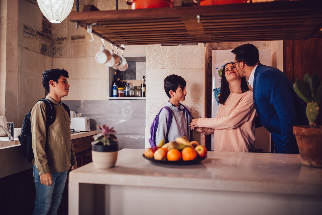 قبلة الوداع الصباحية قبل التوجه إلى العمل ترفع معدل حياة الرجال 5 سنوات إضافية!