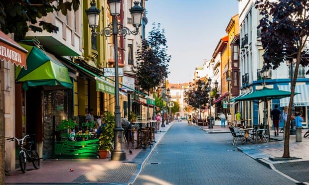 لم يتحملوا الأصوات المرتفعة للديكة والحمير.. بلدة إسبانية تطالب السياح بالتعايش مع حياة البادية بدل التذمر