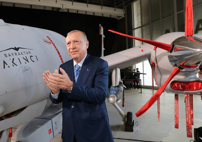 تركيا تستعرض أحدث مسيّراتها &ldquo;أقينجي تيها&rdquo;.. قادرة على حمل الصواريخ والذخائر ومزودة بأحدث التقنيات (صور)