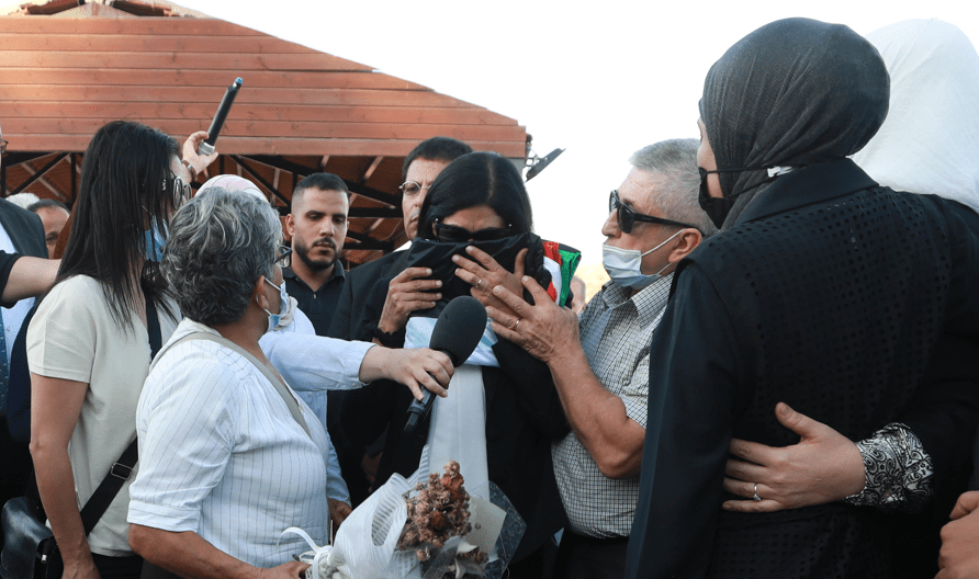 القيادية الفلسطينية خالدة نزار تنهار باكية فوق قبر ابنتها.. في أول يوم لها خارج سجون الاحتلال (فيديو) القيادية الفلسطينية خالدة نزار تنهار باكية فوق قبر ابنتها.. في أول يوم لها خارج سجون الاحتلال (فيديو)