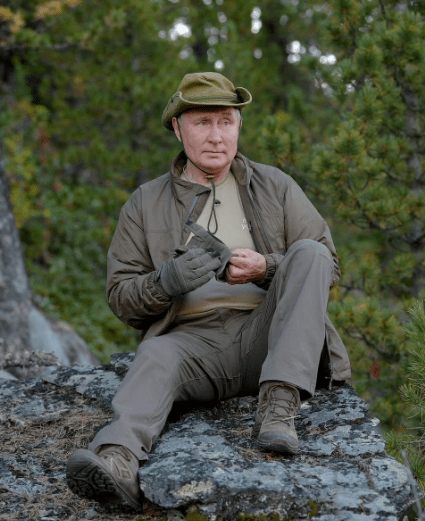 رداً على شائعات إصابته بمرض خطير.. الكرملين ينشر صوراً لبوتين وهو يستعرض &ldquo;عضلاته&rdquo; في رحلة صيد