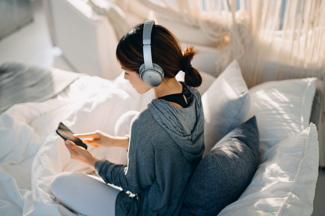 تعاني كل يوم من عدم الشعور بالهدوء والاسترخاء؟ إليك 6 تطبيقات ذكية تعالج القلق والتوتر المزمن