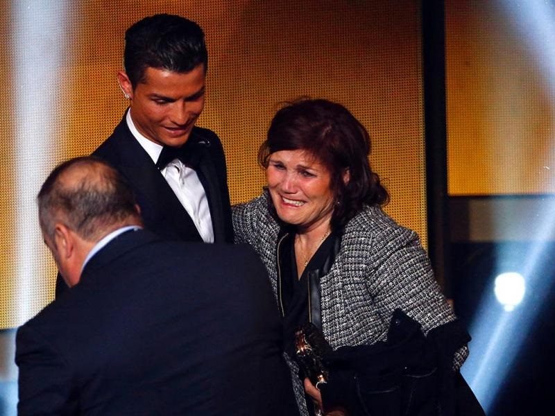 أفسدت علاقته بملكة جمال روسيا وتعارض زواجه من جورجينا.. عن العلاقة الغامضة بين رونالدو ووالدته