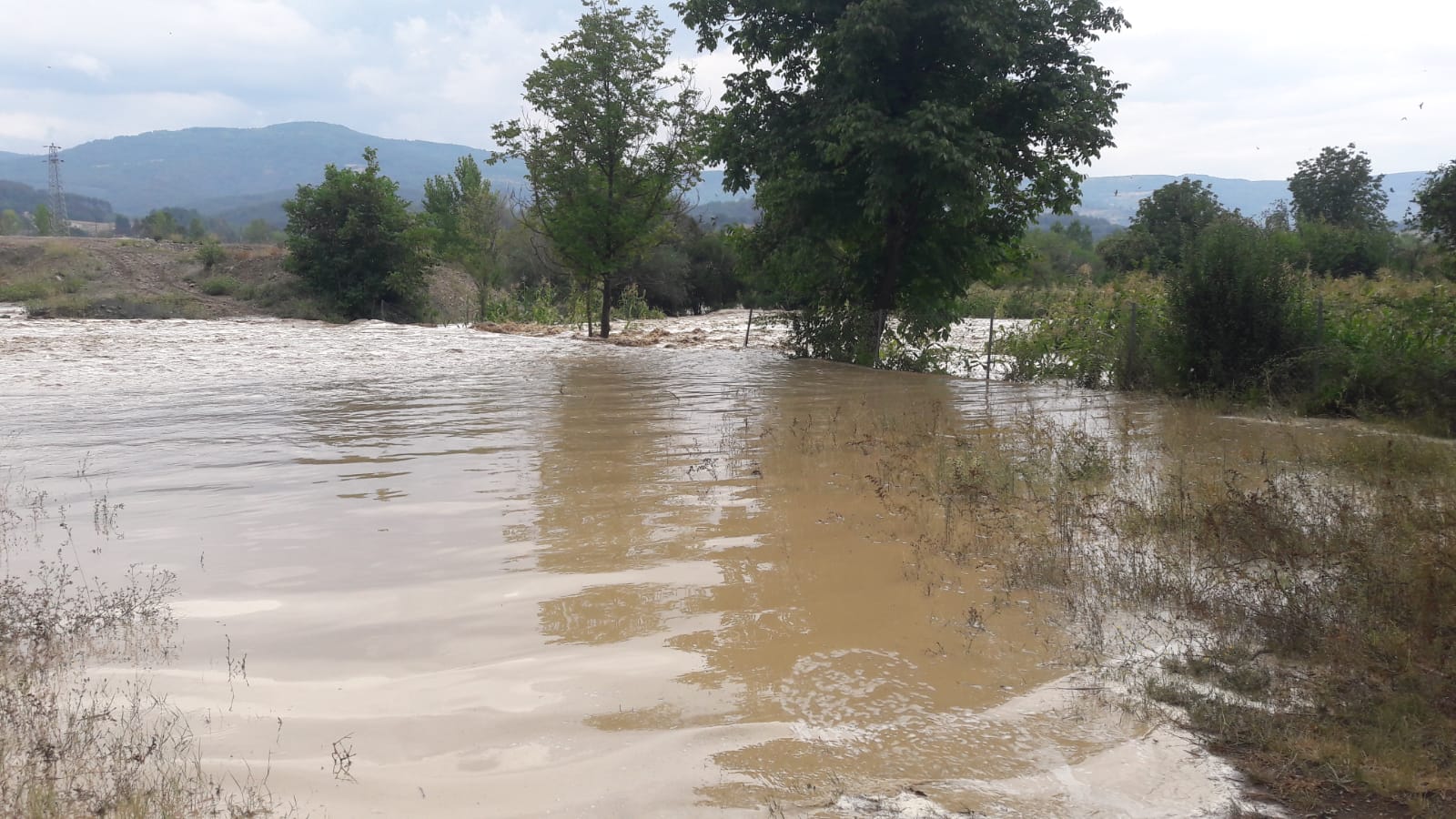 HES KANALI TAŞTI, TARIM ARAZİLERİ ZARAR GÖRDÜ