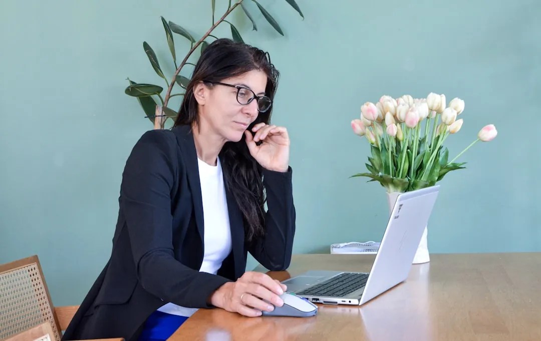 Donna concentrata al computer per analizzare i tarocchi lavoro