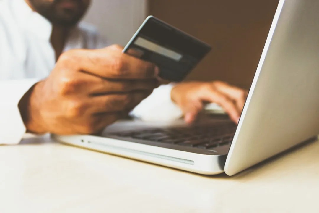 Consultazione di cartomanzia online tramite computer da casa