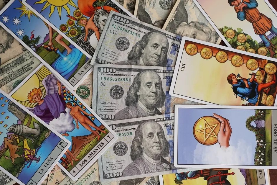 Tarocchi e denaro disposti insieme per divinazione finanziaria