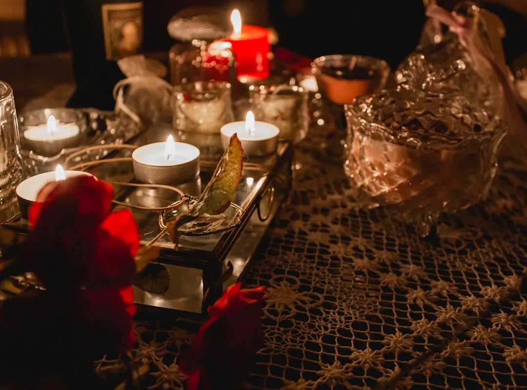 Candele bianche creano atmosfera mistica per letture di cartomanzia amore