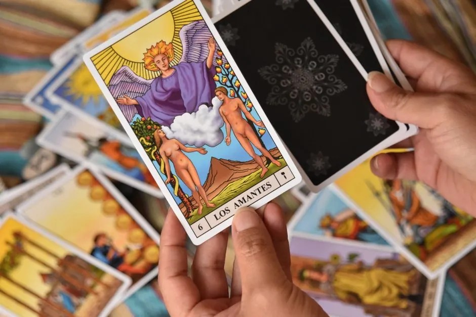 Arcani dei tarocchi per ritorno ex: carta degli Amanti rivela scelte amorose