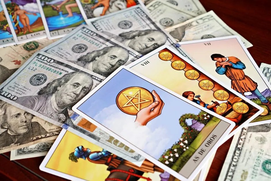 Carte tarocchi sparse su banconote rappresentano divinazione denaro gratis