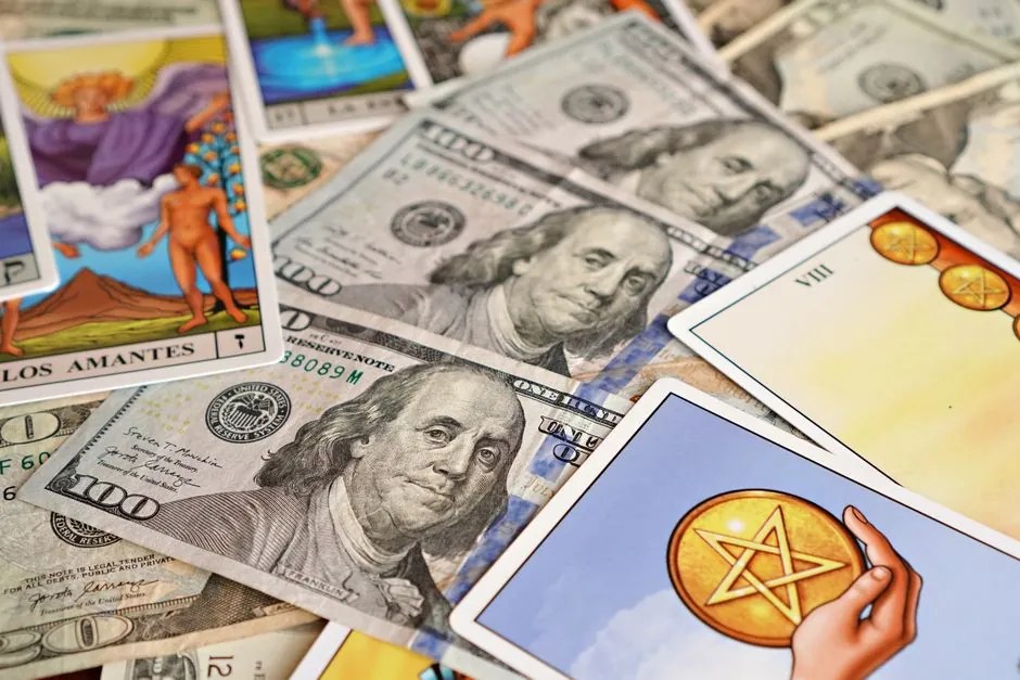 Carte lenormand circondate da denaro simboleggiano ricchezza e fortuna