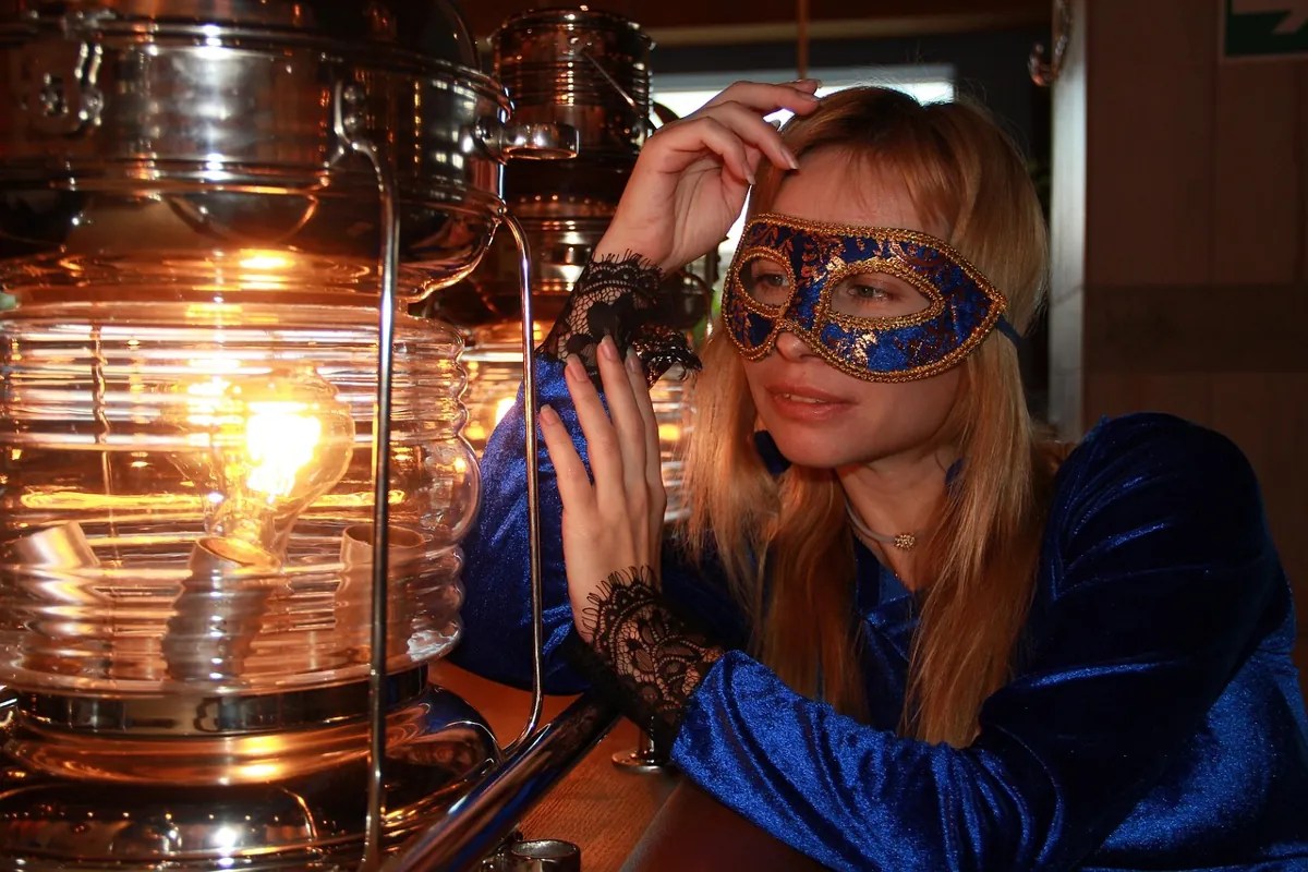 Maschere misteriose evocano la magia dei tarocchi per il futuro della relazione