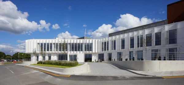 A ventilated façade made from high-performance, fully certified Corian® greets staff and patients at the new Manser designed NGS MacMillan Unit, a state-of-the-art £10 million development for The Chesterfield Royal Hospital. All photography: Copyright Allan Crow, Hufton & Crow