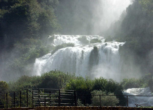 Cascata delle marmore) — рукотворный исторический водопад, который находится в 7,5 км от города терни в итальянском регионе умбрия. 1001chudo Kaskata Delle Marmore Iskusstvennyj Vodopad Sozdannyj Drevnimi Rimlyanami